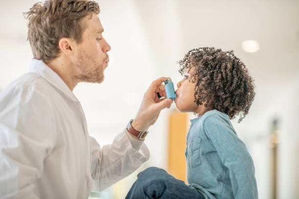 maluch z astmą uczy się używać inhalatora - asthmatic child asthma inhaler inhaling zdjęcia i obrazy z banku zdjęć