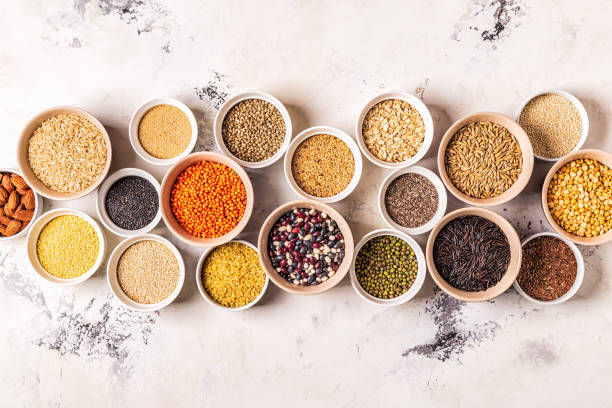 set di diversi superfood: cereali integrali, fagioli e legumi, semi e noci - quinoa sesame chia flax seed foto e immagini stock
