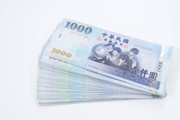 1000 nowych dolarów tajwanu odizolowanych na białym tle - taiwanese currency zdjęcia i obrazy z banku zdjęć