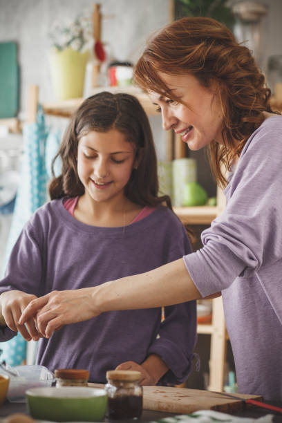 istock Mother and daughter packing lunch to go 1146959073