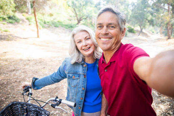 노인 커플 자전거를 타고 자연 속에서 - mature couple action senior couple senior adult 뉴스 사진 이미지