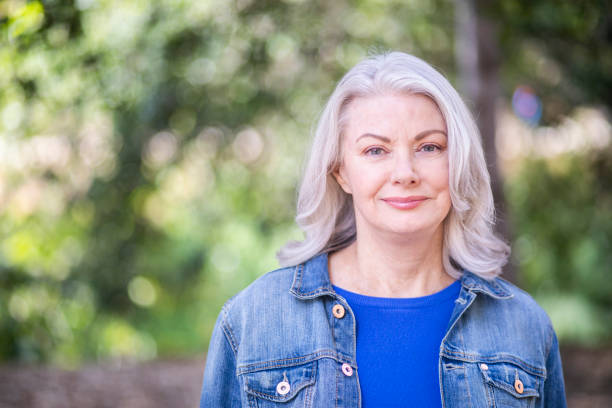 senior mujer caucásica con retrato de pelo blanco - white hair fotografías e imágenes de stock