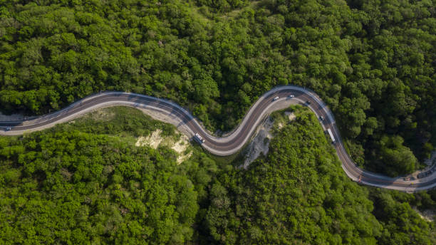 vue aérienne de haut en bas: des voitures conduisant sur la route de montagne sinueuse de zig zag - s photos et images de collection