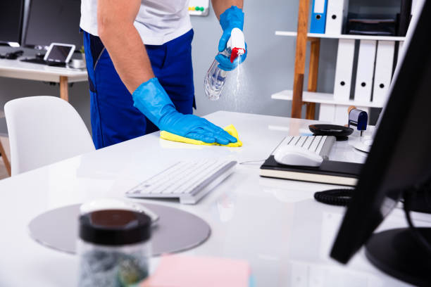 janitor cleaning white desk in office - limpando imagens e fotografias de stock