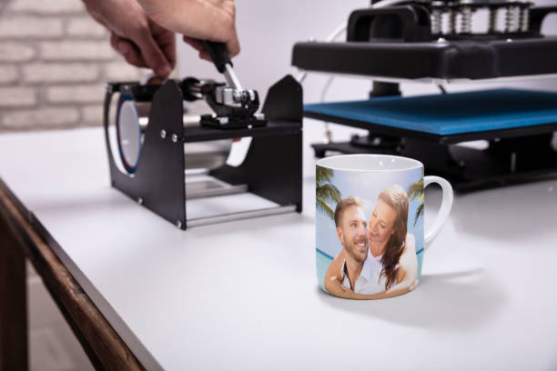 afdrukken op mokken in de werkplaats - kop fotos stockfoto's en -beelden