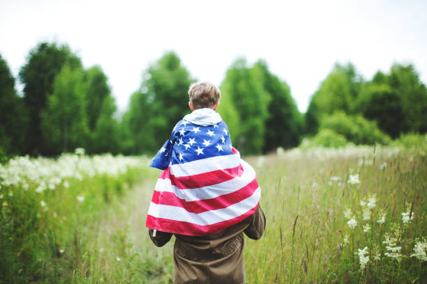 ojciec z synem świętuje dzień niepodległości - patriotism child american culture flag zdjęcia i obrazy z banku zdjęć