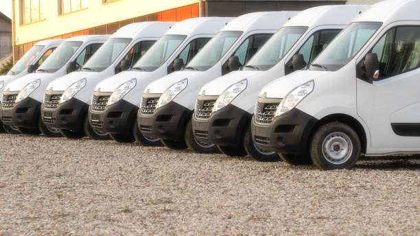 commercial delivery vans in row - business speed horizontal commercial land vehicle imagens e fotografias de stock