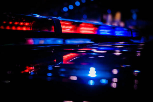 ostrzeżenie awaryjne czerwony i niebieski dach zamontowany policyjny migacz led pasek światła włączony - city street flash zdjęcia i obrazy z banku zdjęć