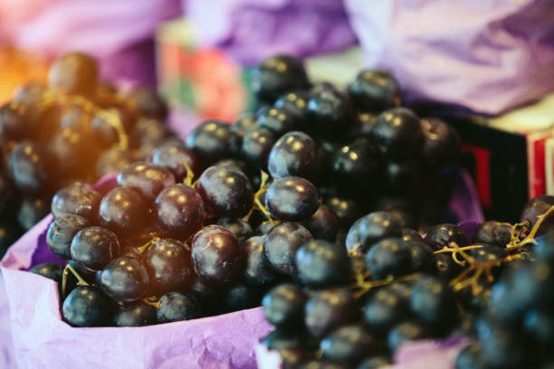 uve rosse al mercato degli agricoltori - grape red grape red farmers market foto e immagini stock