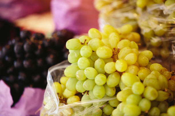 uve bianche al mercato degli agricoltori - grape red grape red farmers market foto e immagini stock