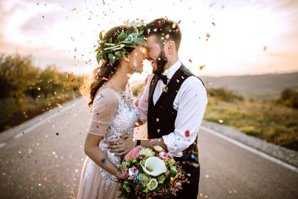 Celebrating Their Wedding With Style Wedding couple in love, confetti honeymoon photos stock pictures, royalty-free photos & images