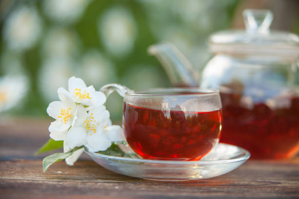 delicioso té verde en un hermoso tazón de cristal en la mesa - jasmine tea jasmine herbal tea drink fotografías e imágenes de stock