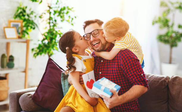 父の日おめでとう!子供たちはお父さんを祝福、贈り物やはがきを与えます - day gift father fathers ストックフォトと画像