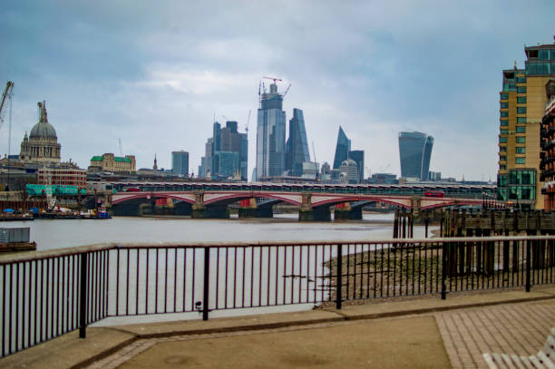les grands immeubles sur la tamise sur la rive sud - thames river london england blue city photos et images de collection