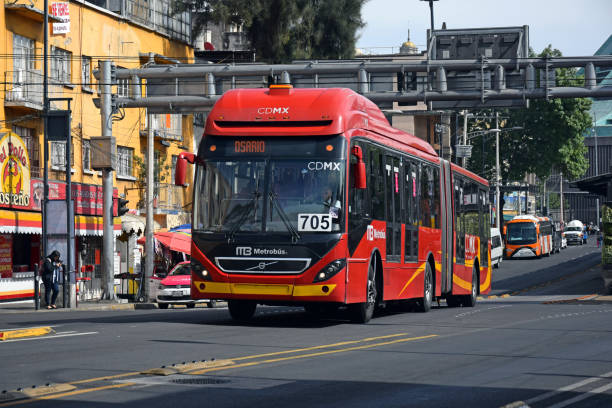 volvo 8900 en el sistema de transporte rápido de autobuses en la ciudad de méxico - smog mexico mexico city air pollution fotografías e imágenes de stock