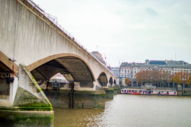 istock Bridge on river thames on south bank 1146982738
