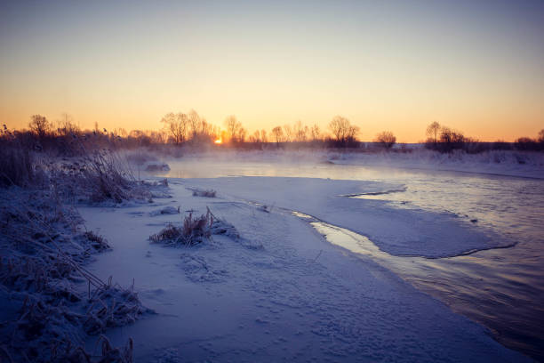 Dawn on the river Usva, Russia. Frosty morning on the river, winter. Snow on the banks of the river, dense forest Dawn on the river Usva, Russia. Frosty morning on the river, winter. Snow on the banks of the river, dense forest. Morning dawn on the river in a strong frost. On a thermometer 31 cold frozen river stock pictures, royalty-free photos & images