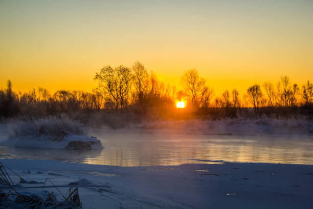 Dawn on the river Usva, Russia. Frosty morning on the river, winter. Snow on the banks of the river, dense forest Dawn on the river Usva, Russia. Frosty morning on the river, winter. Snow on the banks of the river, dense forest. Morning dawn on the river in a strong frost. On a thermometer 31 cold frozen river stock pictures, royalty-free photos & images