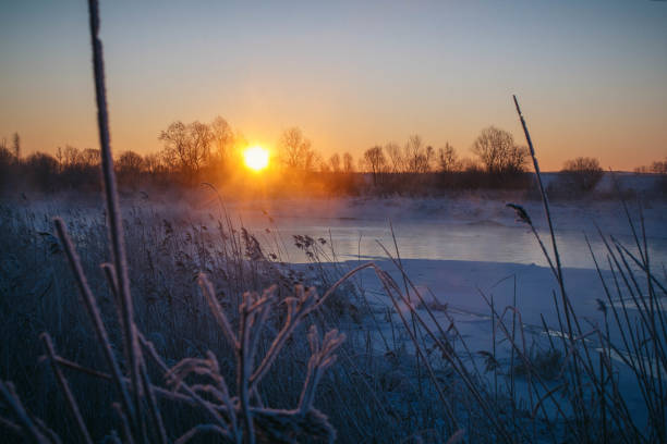 Dawn on the river Usva, Russia. Frosty morning on the river, winter. Snow on the banks of the river, dense forest Dawn on the river Usva, Russia. Frosty morning on the river, winter. Snow on the banks of the river, dense forest. Morning dawn on the river in a strong frost. On a thermometer 31 cold frozen river stock pictures, royalty-free photos & images