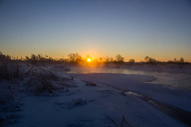 Dawn on the river Usva, Russia. Frosty morning on the river, winter. Snow on the banks of the river, dense forest Dawn on the river Usva, Russia. Frosty morning on the river, winter. Snow on the banks of the river, dense forest. Morning dawn on the river in a strong frost. On a thermometer 31 cold frozen river stock pictures, royalty-free photos & images