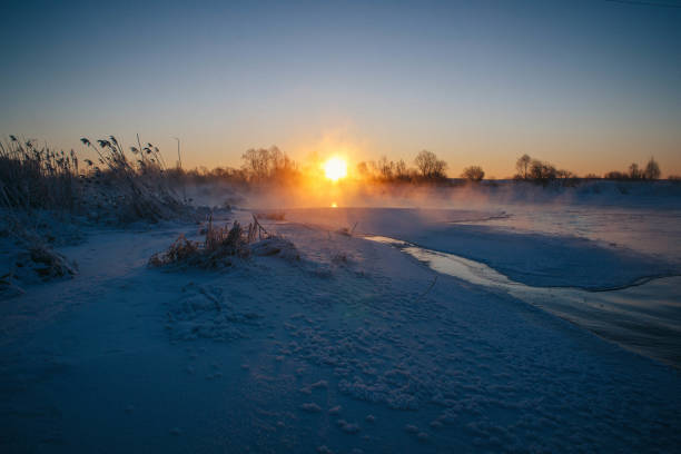Dawn on the river Usva, Russia. Frosty morning on the river, winter. Snow on the banks of the river, dense forest Dawn on the river Usva, Russia. Frosty morning on the river, winter. Snow on the banks of the river, dense forest. Morning dawn on the river in a strong frost. On a thermometer 31 cold frozen river stock pictures, royalty-free photos & images
