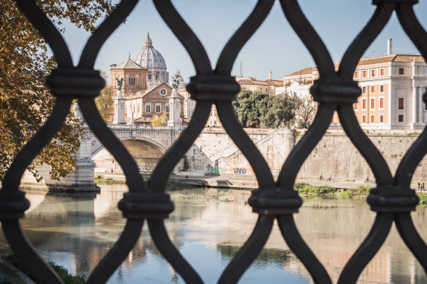 el acceso al vaticano desde un puente romano sobre el fiume tevere en roma - aelian bridge fotografías e imágenes de stock