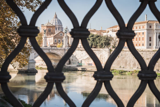 dostęp do watykanu z rzymskiego mostu nad fiume tevere w rzymie - aelian bridge zdjęcia i obrazy z banku zdjęć