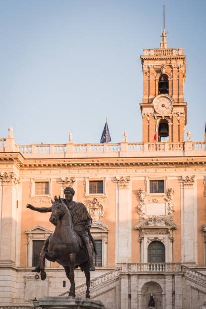 statua ed edificio dedicato a marc aurele a rom - piazza del campidoglio statue rome animal foto e immagini stock