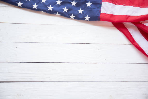 antike amerika-flagge schwenkende musterhintergründe in rot-blau-weißem farbkonzept für den 4. juli der usa, symbol der patriotenfreiheit und demokratie. herrlicher stolz auf den gedenktag der freiheit - table old antique curve stock-fotos und bilder