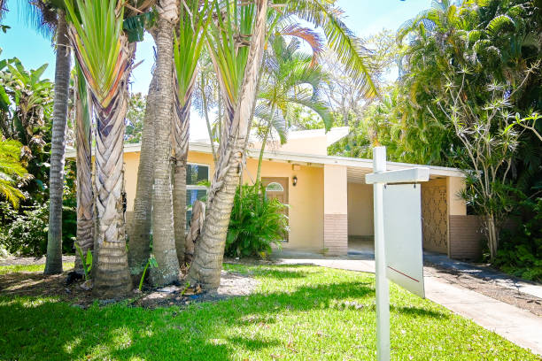 istock Cute, well maintained middle America detached house 1147002422