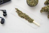 gelenk-mit-marihuana-schleifer-mit-frischem-unkraut-nahaufnahme-cannabis-buden.jpg?b=1&s=170x170&k=20&c=6LkM3ydYoBq9RD_WQQ01A_HETJHp4RVRjeceCgP6_6g=