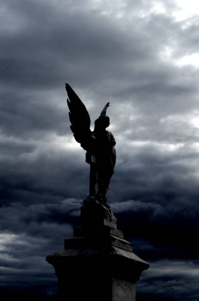 estatua del ángel gótico - sculpture gothic style grave spooky fotografías e imágenes de stock