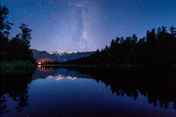 озеро мэтисон с молочным путем - new zealand forest landscape mountain стоковые фото и изображения
