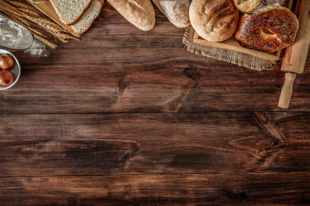 кустарная пекарня: свежий смешанный булочка, рулоны и ингредиенты, делая рамку с копировальным пространством - soda bread bread brown bread loaf of bread стоковые фото и изображения