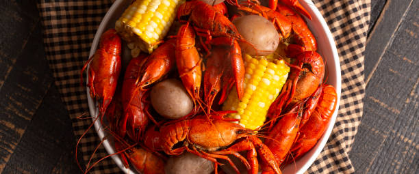 raki gotować z kukurydzą na kolbie i ziemniaki - crayfish cajun food louisiana boiled zdjęcia i obrazy z banku zdjęć