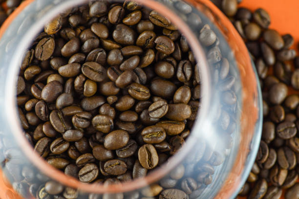 グラスの中のコーヒー豆のクローズアップビュー。水平写真 - caffeine macro close up bean ストックフォトと画像