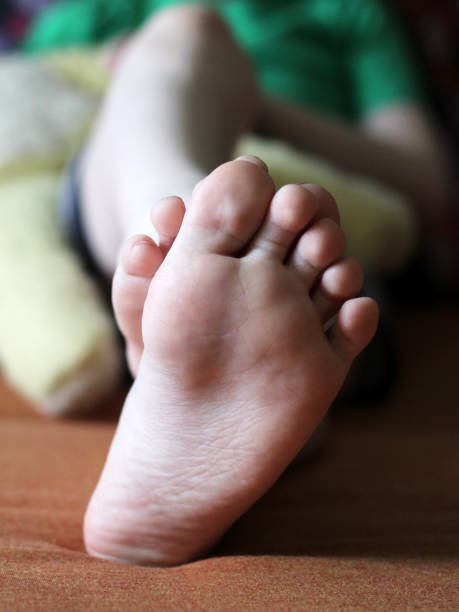 istock The baby's small feet are very close 1147047715