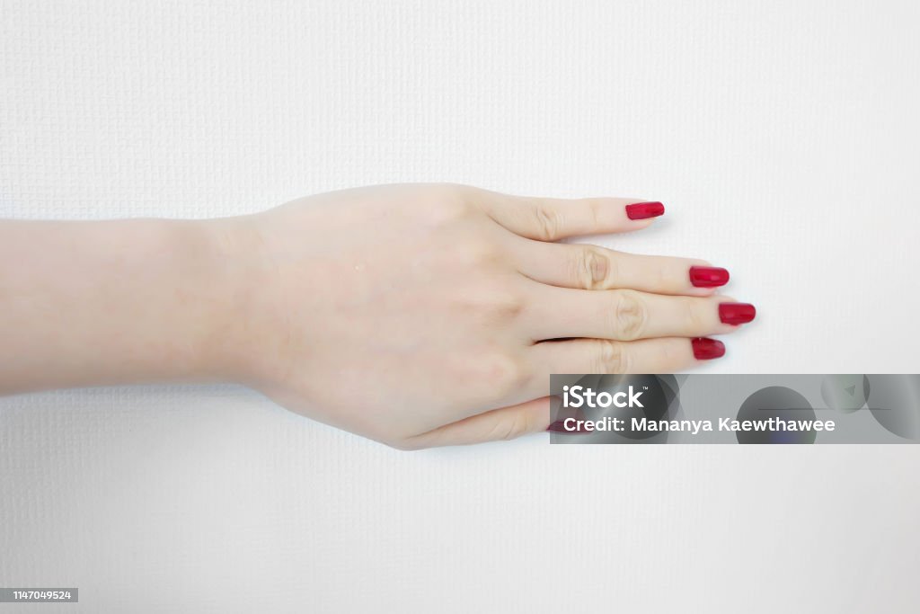 Zeeziekte tunnel Kalmerend Mooie Vrouw Rode Nagel Vrouwelijke Hand Met Rode Nagels Manicure Geïsoleerd  Op Witte Muur Achtergrond Geweldig Voor Elk Gebruik Stockfoto en meer  beelden van Aangelegd - iStock