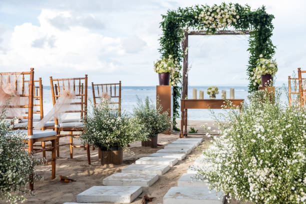 belle cérémonie de mariage sur la plage. concept tropical exotique de mariage de destination - honeymoon photos et images de collection