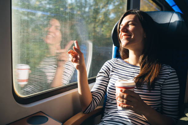 regarder par la fenêtre sur un trajet en train - german culture people women germany photos et images de collection