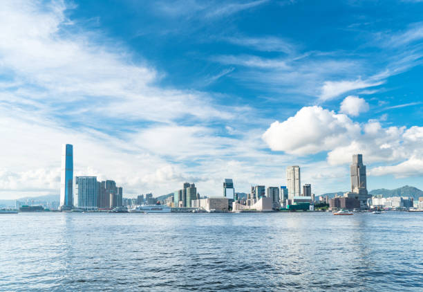 panoramablick auf tsim sha tsui und victoria harbour - hong kong skyline panoramic china stock-fotos und bilder