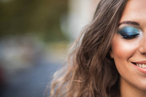 женщина носить профессиональный макияж - beauty beautiful creativity stage makeup стоковые фото и изображения