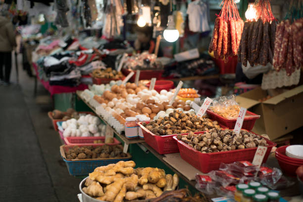 chinesischer markt lebensmittelgeschäft auf der straße, hongkong - store market china city street stock-fotos und bilder