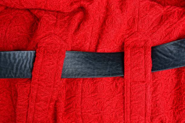 czerwone wełniane tło na ubraniach i czarnym skórzanym pasie - style in a row contemporary black zdjęcia i obrazy z banku zdjęć