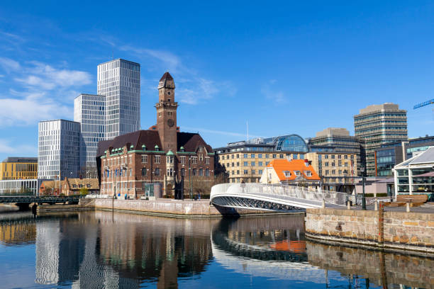 stedelijk landschap in malmö, zweden - malmö stockfoto's en -beelden