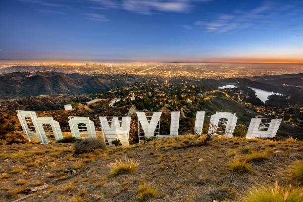 el famoso cartel de hollywood al atardecer - santa monica city of los angeles night los angeles county fotografías e imágenes de stock