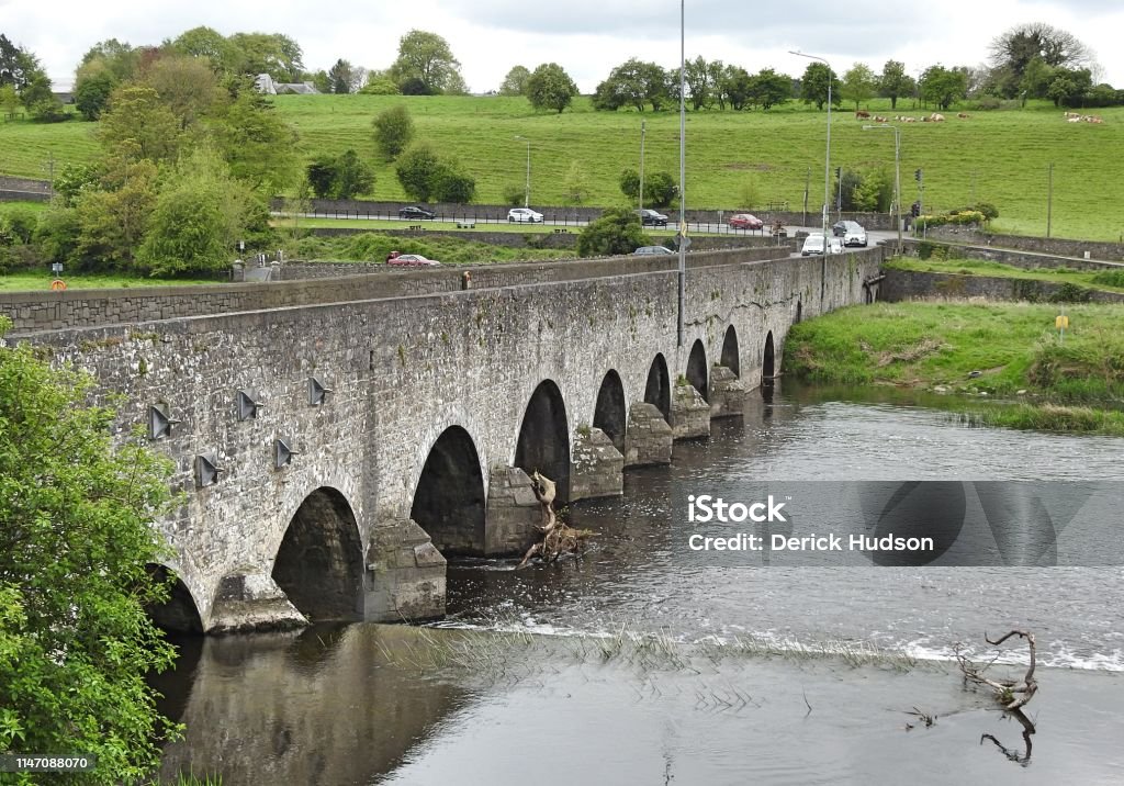 Slane bridge Slane bridge in County Meath, a thirteen arch masonry bridge, built in 1776, crossing the River Boyne. Agricultural Field Stock Photo