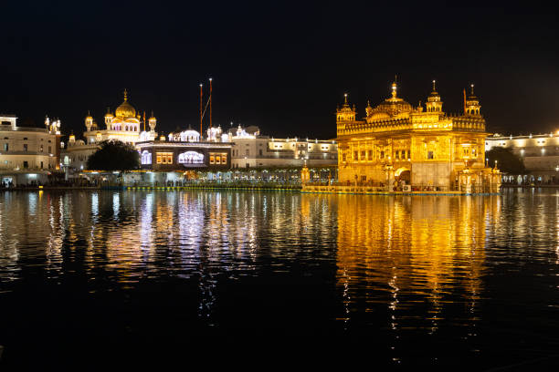 istock Golden temple (Harmandir sahib) in Amritsar at night 1147092801