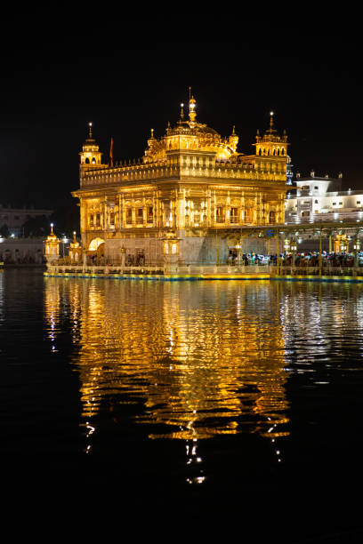 temple d’or (harmandir sahib) à amritsar la nuit - amristar photos et images de collection