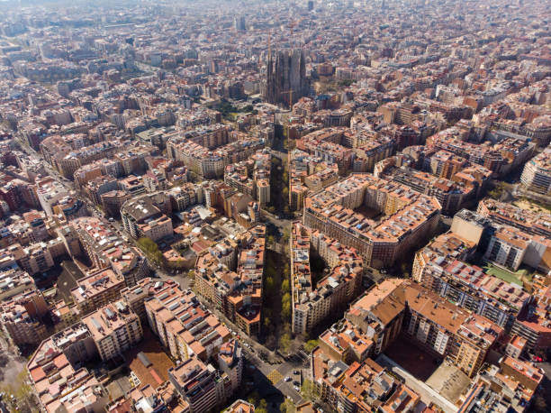 istock Aerial view of Barcelona Eixample residencial district 1147094998